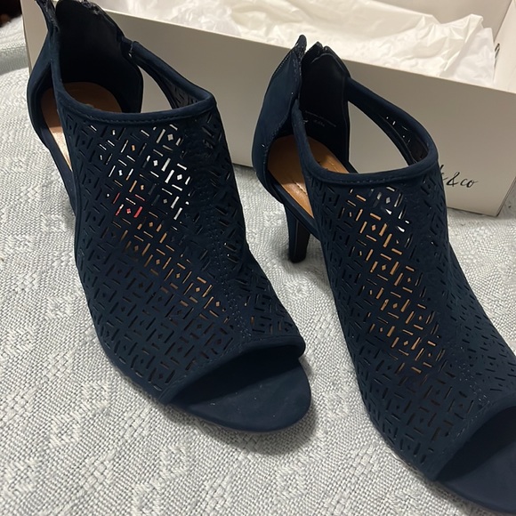 NAVY BLUE HEELS - Picture 2 of 4